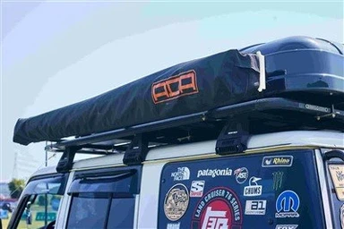 Tenda de sostre amb portaequipatges